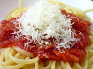 Špagete sa paradajizom, belim lukom i bosiljkom