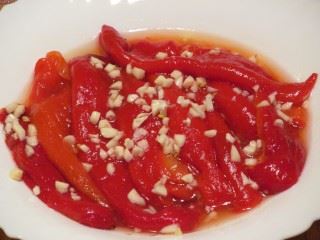 Pečena paprika u ulju i belom luku