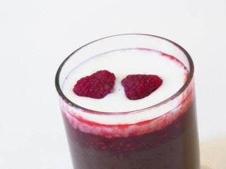 Čokoladni kus kus sa malinama