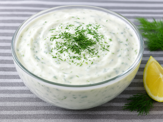 Umak sa belim lukom i kiselim krastavcima